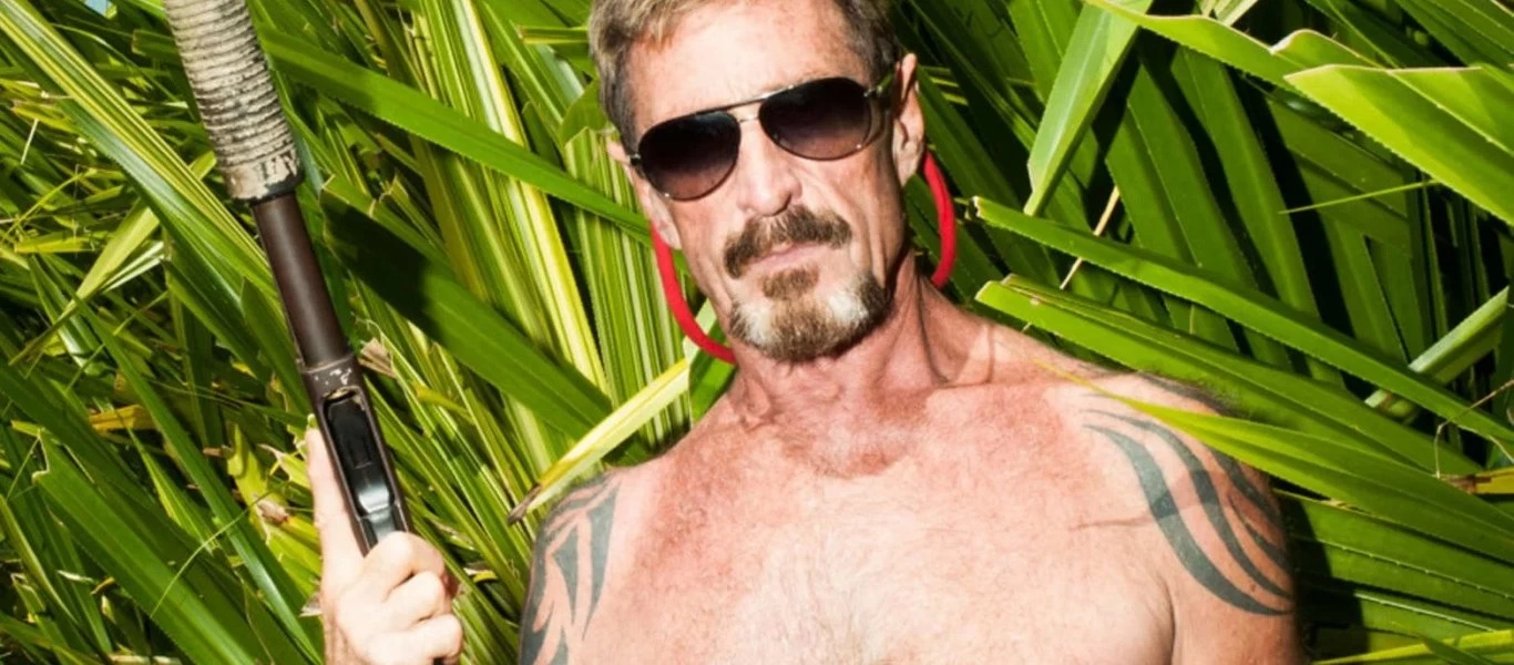John McAfee: «Πηγαίνετε να αγοράσετε όπλα - Οι κυβερνήσεις σας εξαπατούν με τον κορωνοϊό»